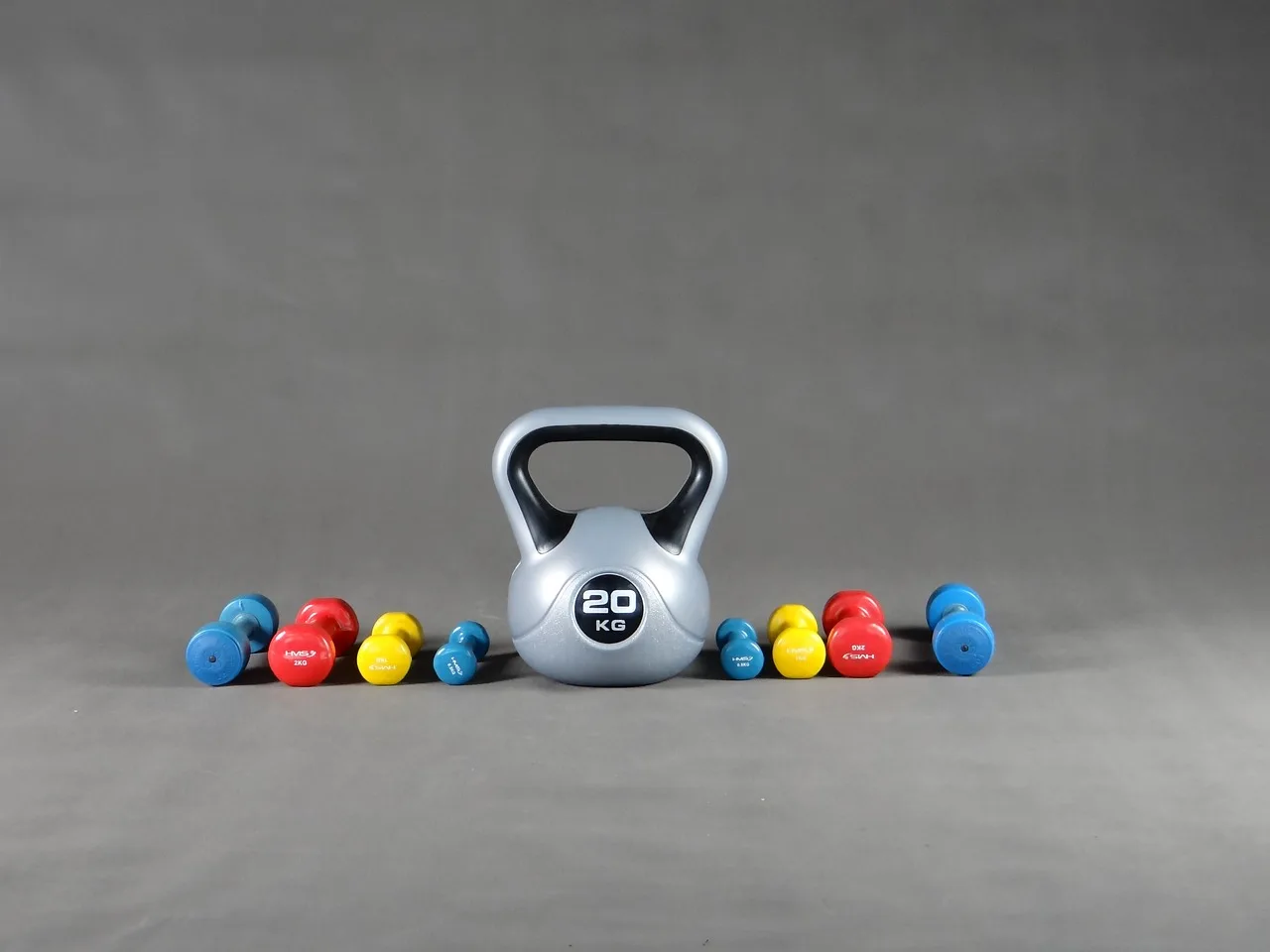 The Difference Between Dumbbells and Barbells in Strength Training