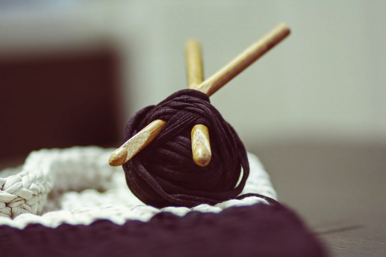 The Difference Between Knitting and Crocheting: A Beginner’s Guide