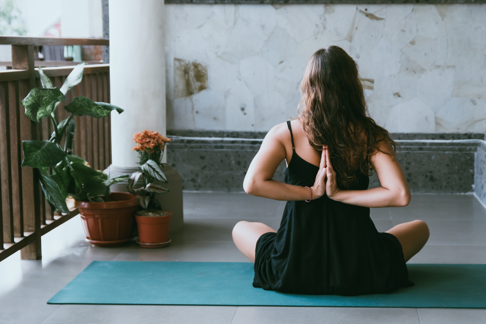 Understand The Difference Between Ashtanga and Vinyasa Yoga
